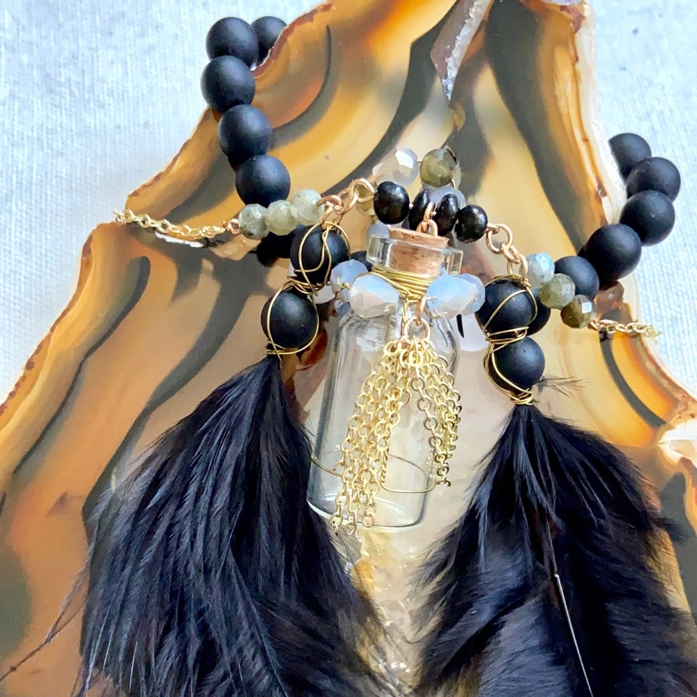 ⚡️ ONYX & TOURMELATED QUARTZ FEATHER HAND CHAIN ⚡️